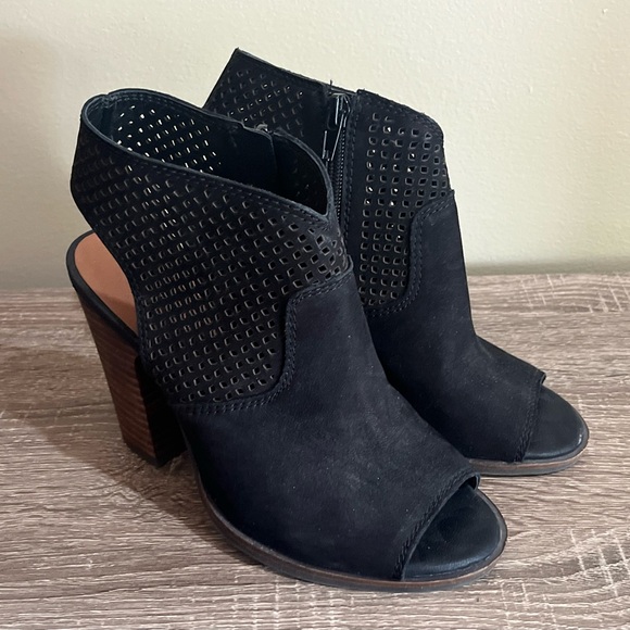Lucky Brand Lizara Laser Cut Peep Toe Block Heeled Black Booties Women’s 5.5 - Picture 1 of 2